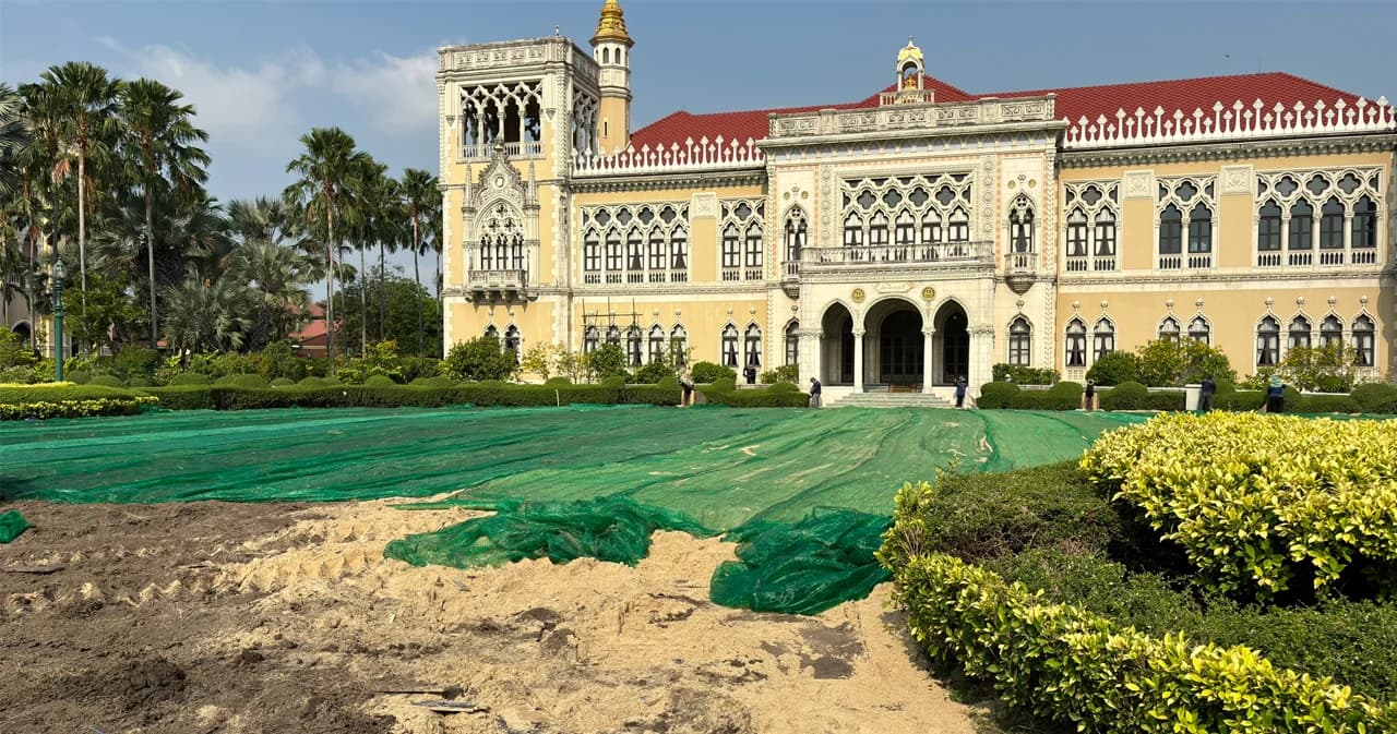 สะพัด ซ่อมตึกไทยคู่ฟ้า ทุ่มเกือบ 5 แสน รื้อ-ปูสนามหญ้าใหม่ ใช้เกรดสนามกอล์ฟ