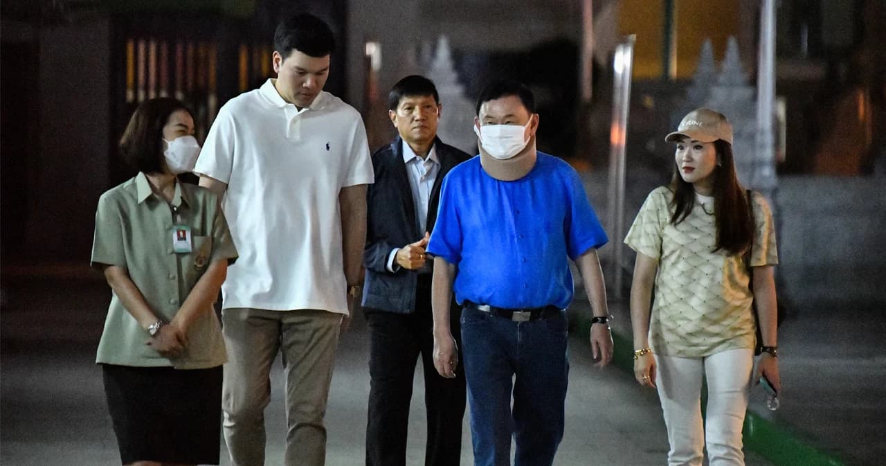 ‘ทักษิณ’ สักการะศาลหลักเมืองกรุงเทพฯ ก่อนบินกลับบ้านเกิดที่เชียงใหม่ไปไหว้บรรพบุรุษ