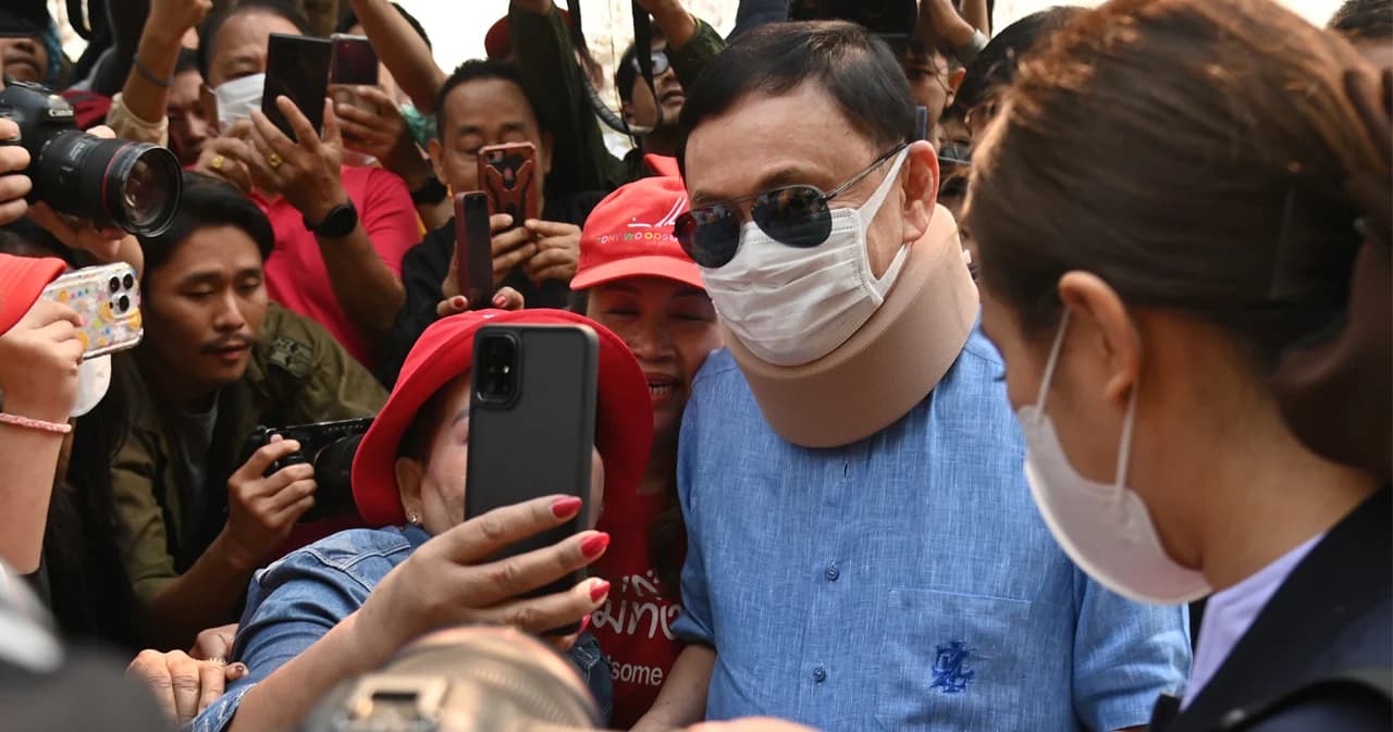 ‘ทักษิณ’ ถึงเชียงใหม่จุดแรกเยือน ‘พืชสวนโลก’ คนเสื้อแดงพรึ่บ ‘ธรรมนัส’ ยกทีมมาต้อนรับ