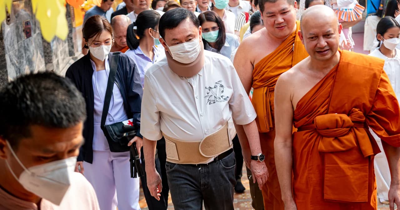 ‘ทักษิณ’ ต้องสวมเฝือกดามหลัง สักการะครูบาศรีวิชัย-บวงสรวงพระธาตุดอยสุเทพ