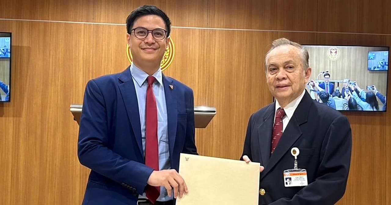 'ก้าวไกล' ยื่นร่างแก้รัฐธรรมนูญ ปมที่มา ส.ส.ร. เลือกตั้ง 100%-อายุ 18 ปี สมัครได้