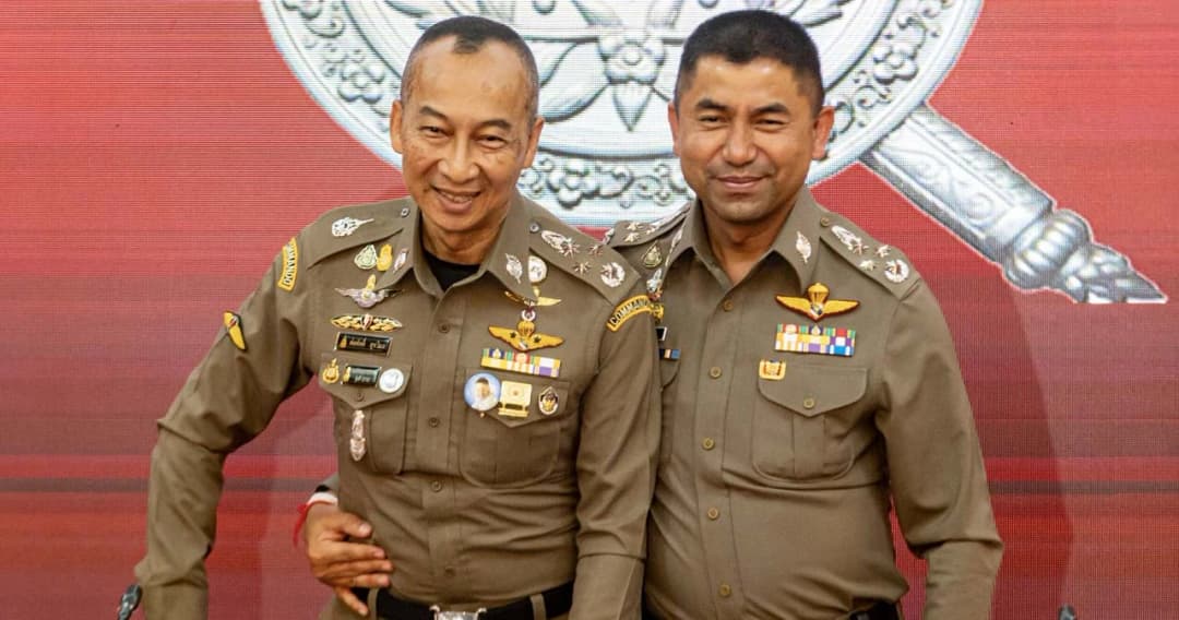 ‘พล.ต.อ.ต่อศักดิ์-พล.ต.อ.สุรเชษฐ์’ กอดเอวหย่าศึก ก่อนถูกนายกฯ สั่งเด้งเข้าทำเนียบฯ ทั้งคู่