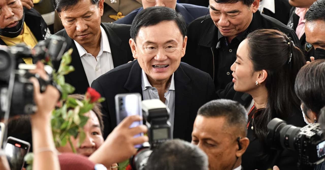 ‘ทักษิณ’ เข้าพรรคเพื่อไทยครั้งแรก แกนนำ-สส.-คนเสื้อแดง รอรับพรึบ