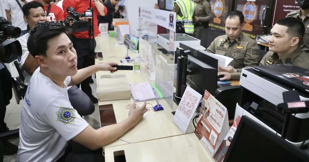 ‘ทนายตั้ม’ แจ้งความ สน.เตาปูน ดำเนินคดี ‘พล.ต.อ.ต่อศักดิ์-ภรรยา’ กับ 2 บัญชีม้า กล่าวหาร่วมฟอกเงิน