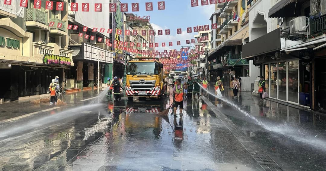 ‘สงกรานต์ 2567’ เคลียร์ ‘ถนนข้าวสาร’ หลังเปิดให้เล่นน้ำ 4 วันเต็ม กทม. เผย ขยะวันละ 15 ตัน