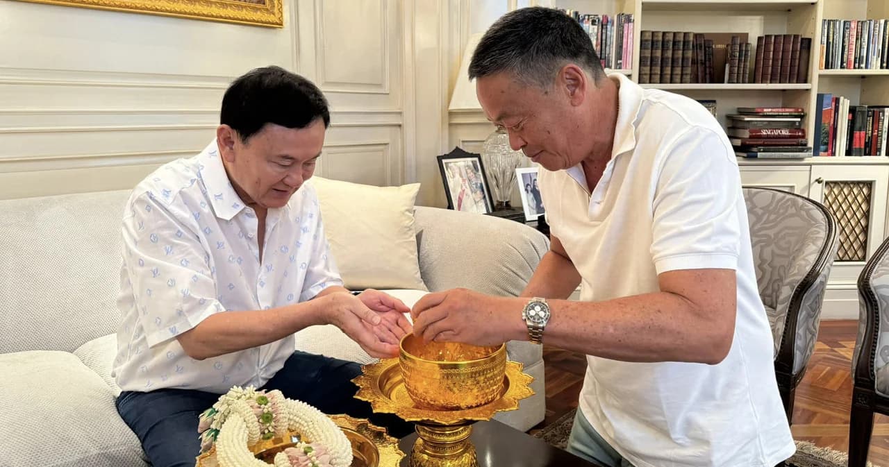 ‘เศรษฐา’ เข้ารดน้ำขอพร ‘ทักษิณ’ สงกรานต์ 2567 ที่บ้านจันทร์ส่องหล้า ท่ามกลางกระแสปรับครม.