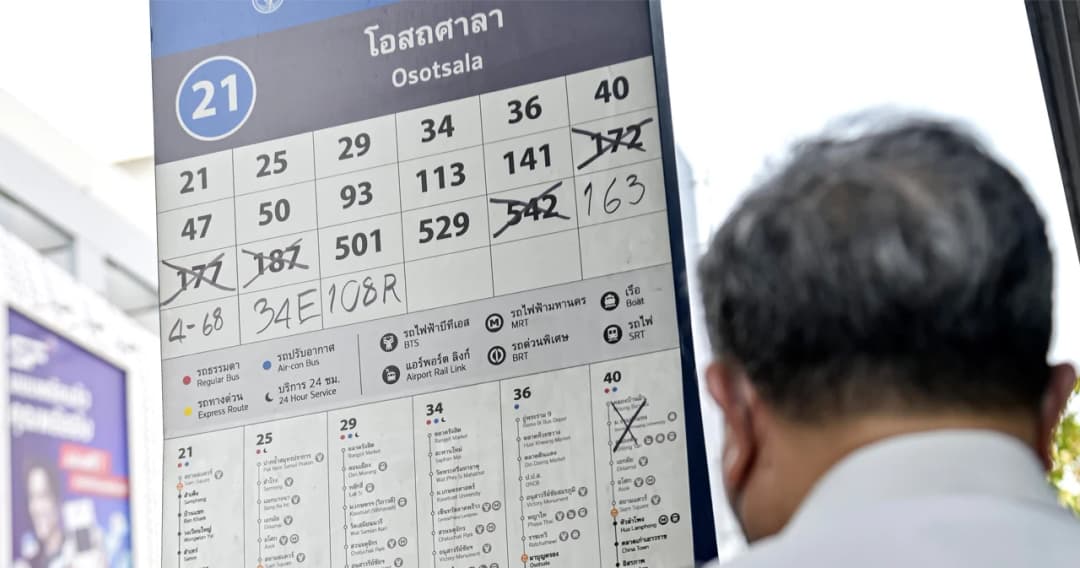 ‘ป้ายรถเมล์’ ไม่อัปเดตข้อมูล ประชาชนต้องเขียนเส้นทางเดินรถกันเอง