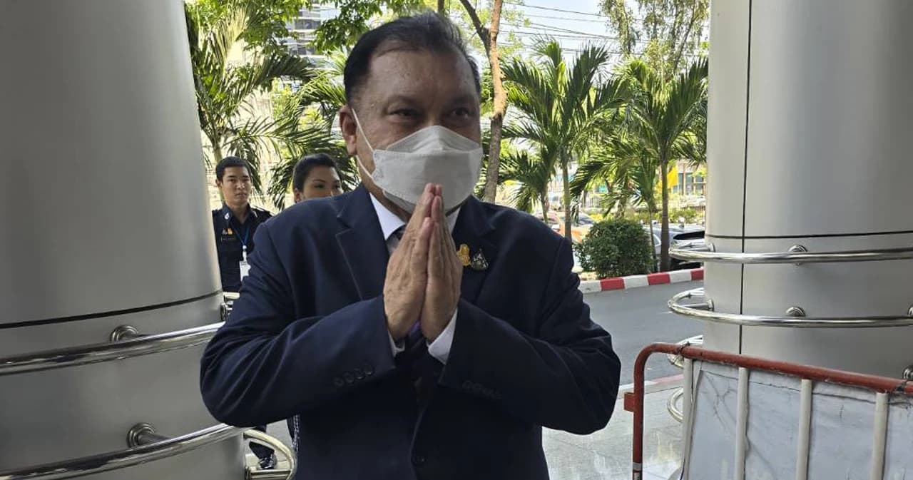 ‘สนธิญา’ โผล่รายงานตัวต่อศาล หลังถูกออกหมายจับ บอกจำวันผิด เพราะมีคดีกับ ‘เสรีพิศุทธ์’ เยอะ