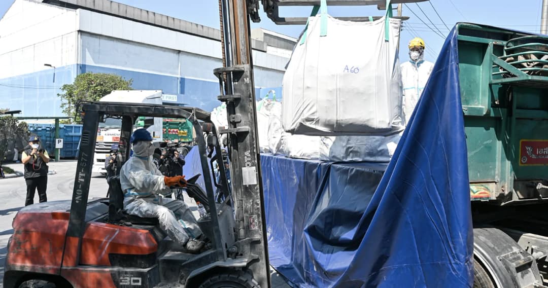 รวมภาพก่อนขนย้าย ‘กากแคดเมียม’ ล็อตแรก จากสมุทรสาคร-บางซื่อ กทม. กลับบ่อฝัง จ.ตาก