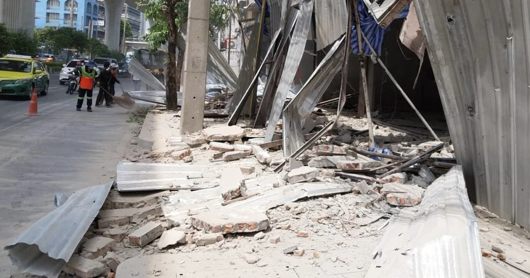 อาคารถล่ม ริมถนนจรัญสนิทวงศ์ ช่วง ซ.93 สำนักงานเขตบางพลัด สั่งระงับการรื้อถอน
