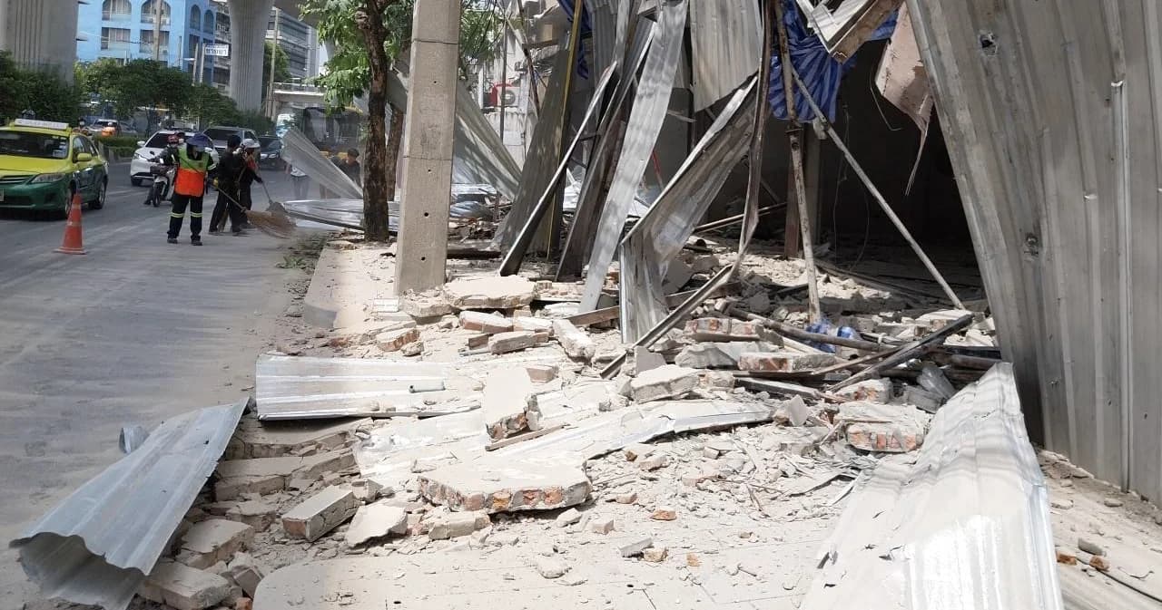 อาคารถล่ม ริมถนนจรัญสนิทวงศ์ ช่วง ซ.93 สำนักงานเขตบางพลัด สั่งระงับการรื้อถอน