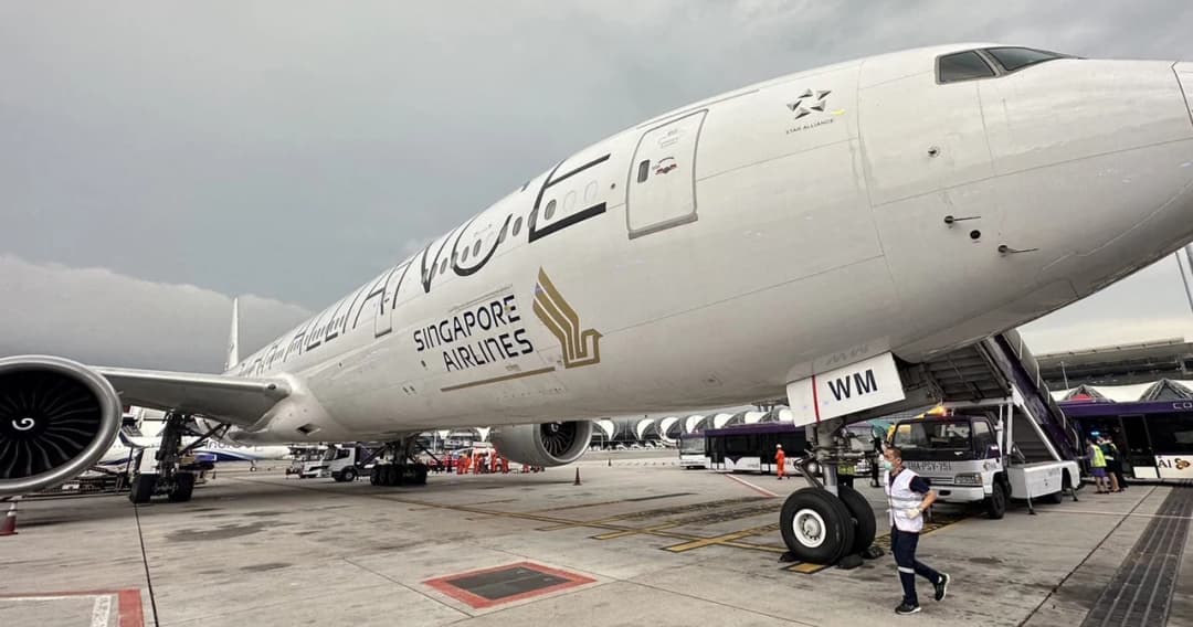 เที่ยวบิน SQ321 ‘สิงคโปร์แอร์ไลน์’ ขอลงจอดฉุกเฉินสุวรรณภูมิ ดับ 1 บาดเจ็บจำนวนมาก