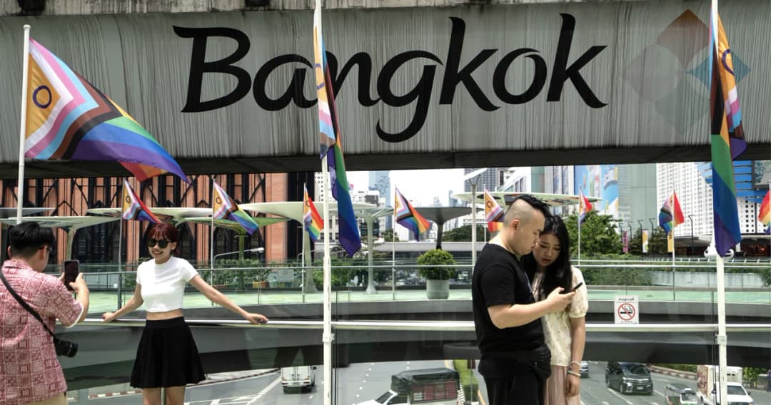 บอกลาป้ายเก่า… ต้อนรับป้ายใหม่ สติกเกอร์ ‘Bangkok’ ที่จุดเช็กอินกลางเมือง