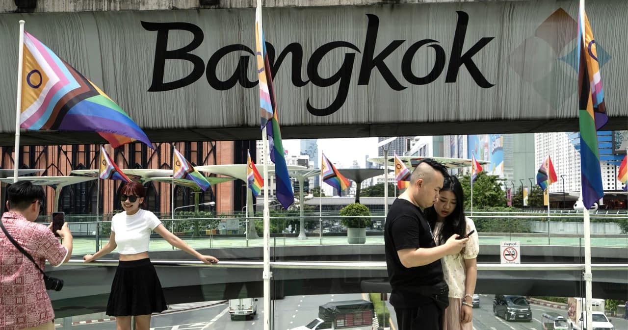 บอกลาป้ายเก่า… ต้อนรับป้ายใหม่ สติกเกอร์ ‘Bangkok’ ที่จุดเช็กอินกลางเมือง