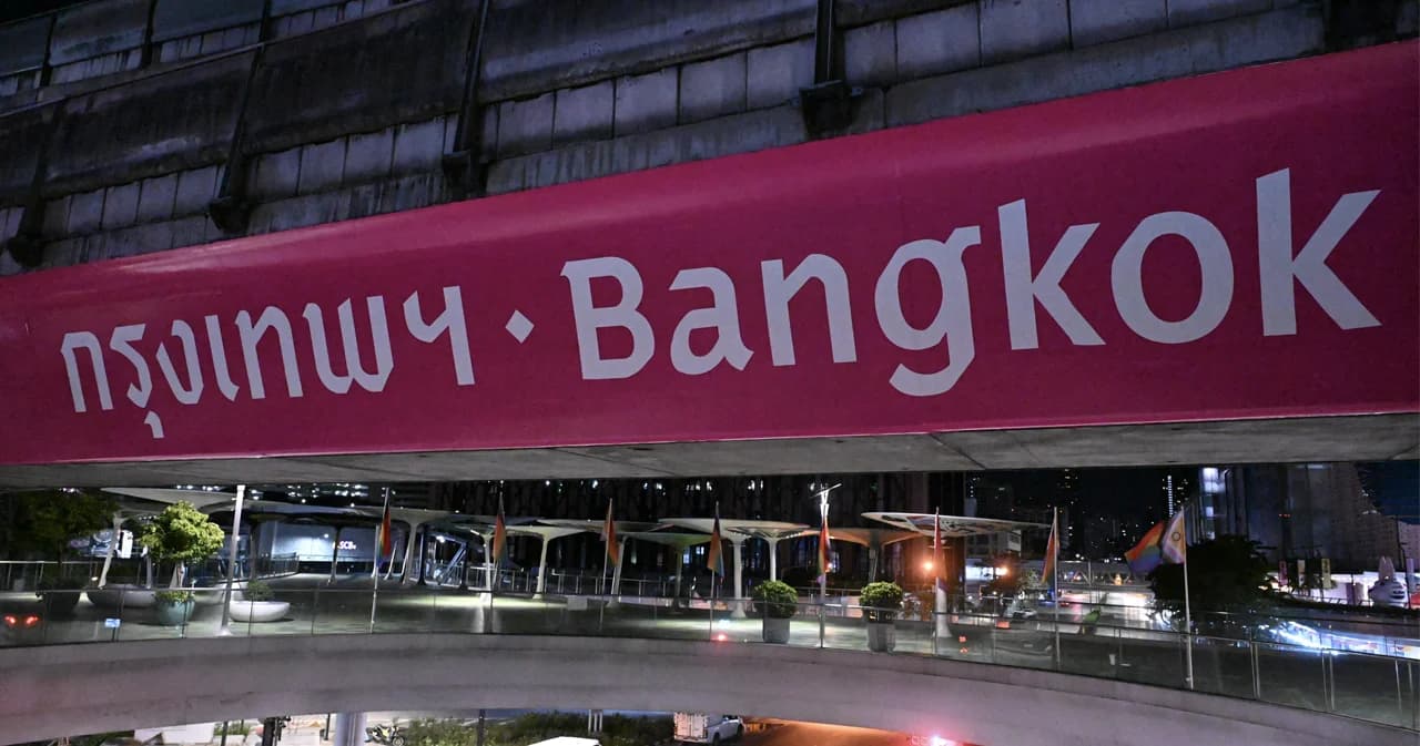 “กรุงเทพฯ Bangkok” สีชมพูสติกเกอร์ใหม่อีกฝั่งติดเสร็จแล้ว กทม. แจกฟอนต์อัตลักษณ์ ‘เสาชิงช้า’
