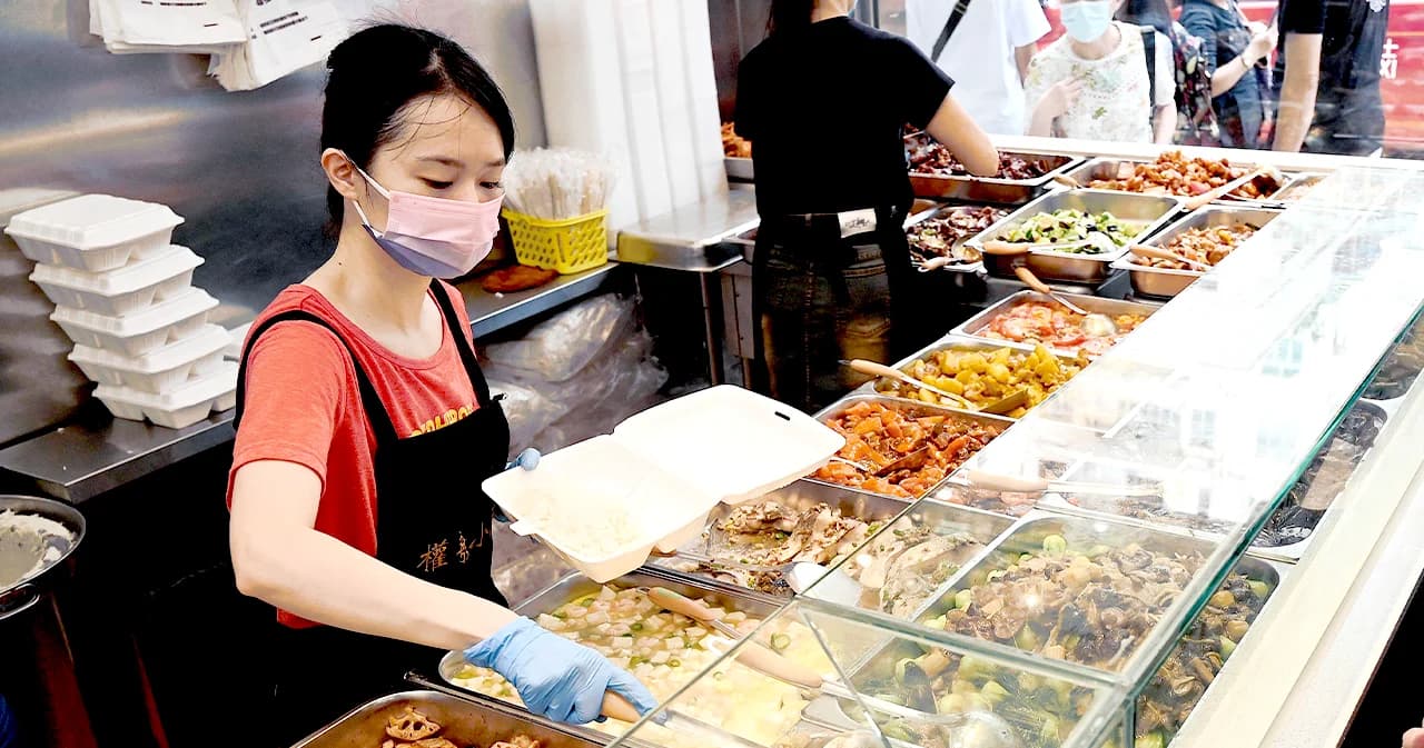 ดัชนีข้าวราดแกง เมนูประทังชีวิตยอดนิยม ยุคเศรษฐกิจฮ่องกงเหลื่อมล้ำ