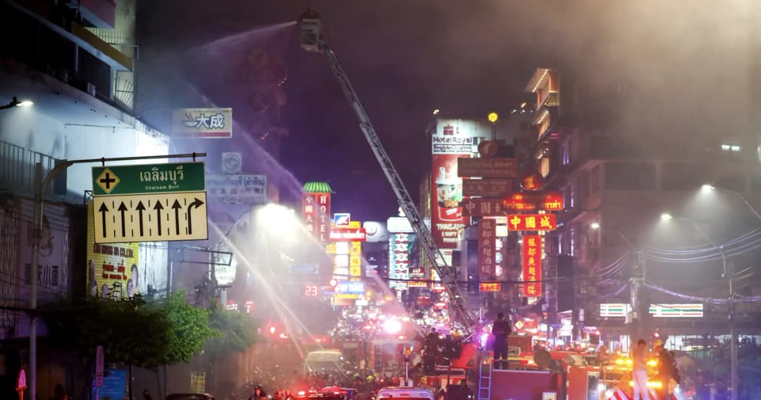 ประมวลภาพ ปฏิบัติการระงับเหตุไฟไหม้ ชุมชนตรอกโพธิ์ ‘เยาวราช’