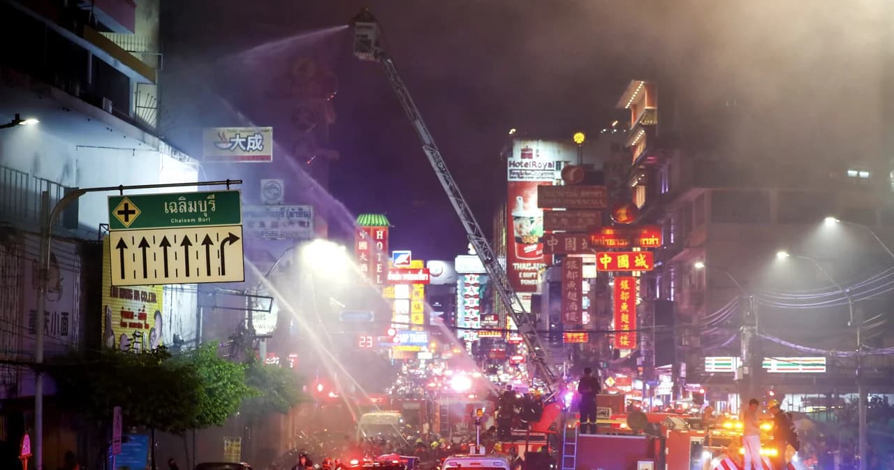 ประมวลภาพ ปฏิบัติการระงับเหตุไฟไหม้ ชุมชนตรอกโพธิ์ ‘เยาวราช’