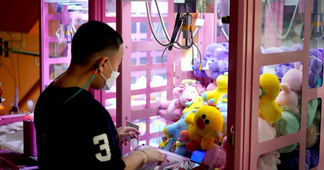 อสังหาฮ่องกงซบเซาค่าเช่าถูกลง คนรุ่นใหม่แห่ลงทุนเช่าตึก ตั้ง ‘ตู้คีบตุ๊กตา’ หาเงินทั่วย่านดัง