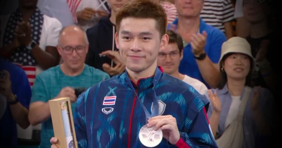 วิว-กุลวุฒิ คว้าเหรียญเงินแรกของไทยในโอลิมปิก 2024 จากแบดมินตันชายเดี่ยว