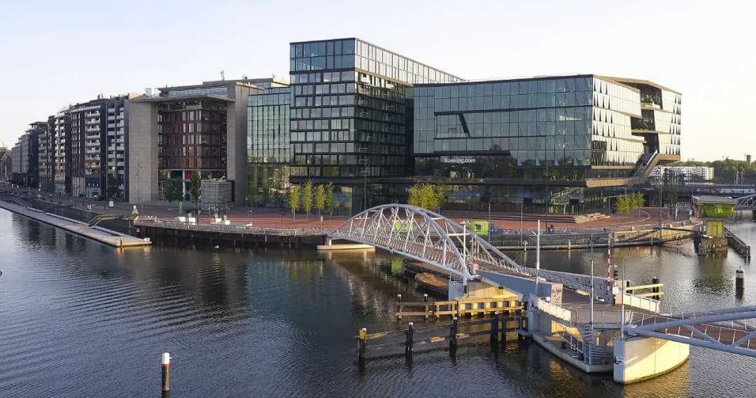 Booking.com เปิดออฟฟิศสะท้อนพันธกิจส่งต่อผลกระทบเชิงบวก สร้างความยั่งยืนทั้งคนทำงานและชุมชนโดยรอบ 