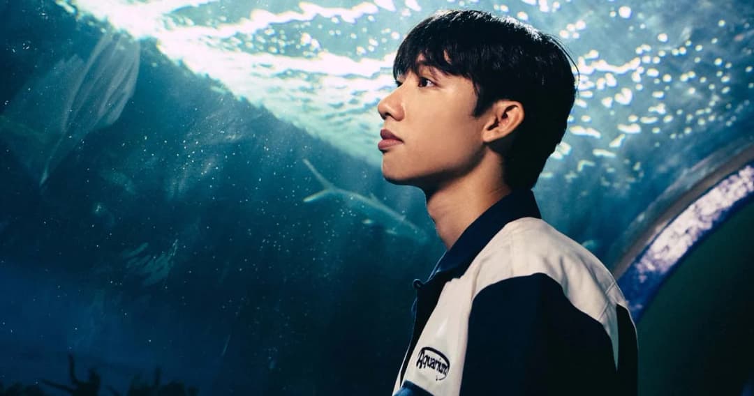 ‘DOM’ คัมแบ็ค 2 เพลงใหม่ ‘เธอบวกอควาเรียมคือเดอะเบสท์’ และ ‘Red Zone’ บอกเล่าตัวตนและความคิดผ่านการเขียนเพลงที่มีเอกลักษณ์