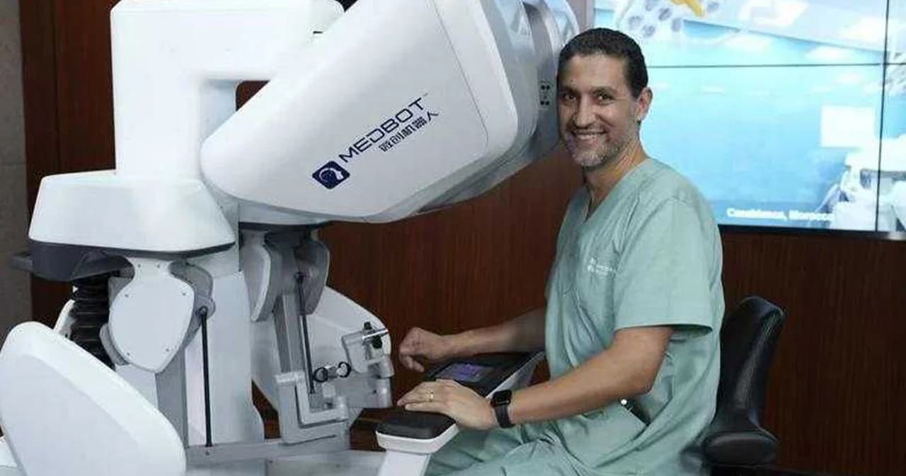 ก้าวสำคัญทางการแพทย์ หมอฝรั่งเศสใช้หุ่นยนต์จีน ผ่าตัดข้ามทวีป 12,000 กิโลเมตร