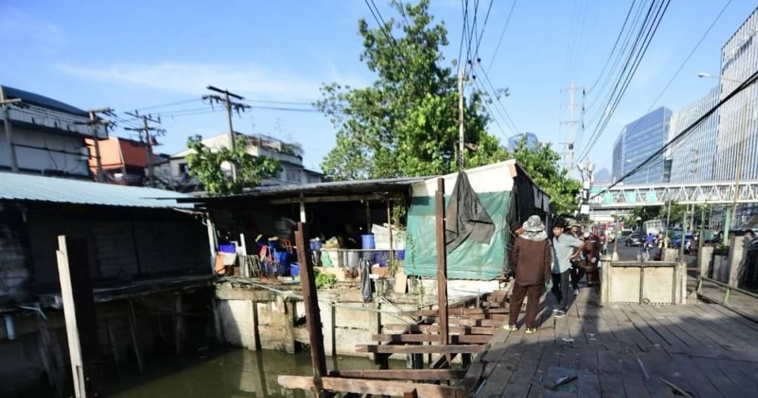 จบมหากาพย์ 20 ปี !!! กทม. รื้อตลาดลาว คืนทางเท้าให้ประชาชน