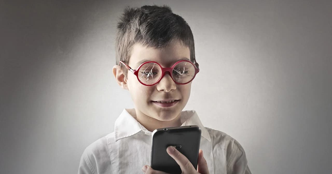 ถูกหลอก-ปัญหาทางจิต-ออทิสติกเทียม หักดิบ ‘เด็ก’ ห้ามเล่นโซเชียลฯ ป้องกันหรือละเมิดสิทธิเยาวชน?