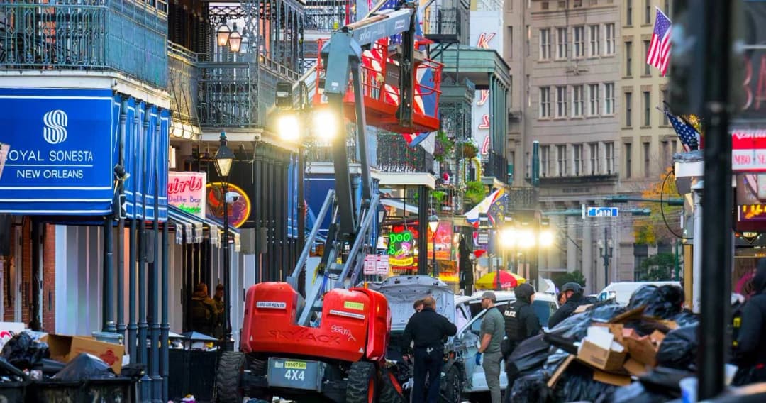 สหรัฐฯ นองเลือดรับศักราชใหม่ รถพุ่งชนฝูงคนในนิวออร์ลีนส์ถึงระเบิดไซเบอร์ทรัก เรารู้อะไรบ้างตอนนี้