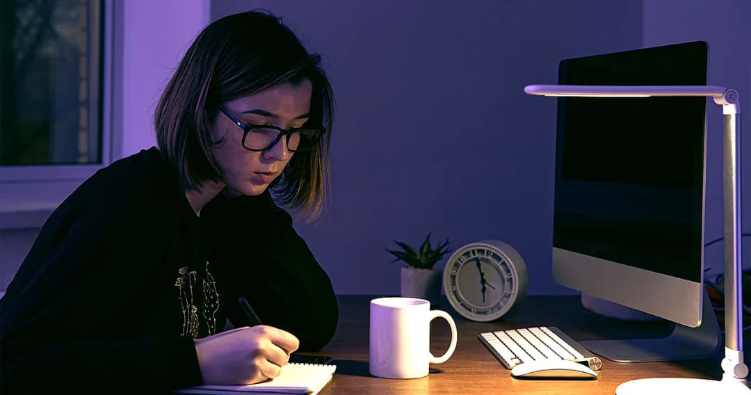 Gen Z กลายเป็นกลุ่มที่ทำงานล่วงเวลามากที่สุด เพื่อพิสูจน์ตัวเอง สร้างความมั่นคง และไม่อยากถูกมองเป็น ‘คนขี้เกียจ’