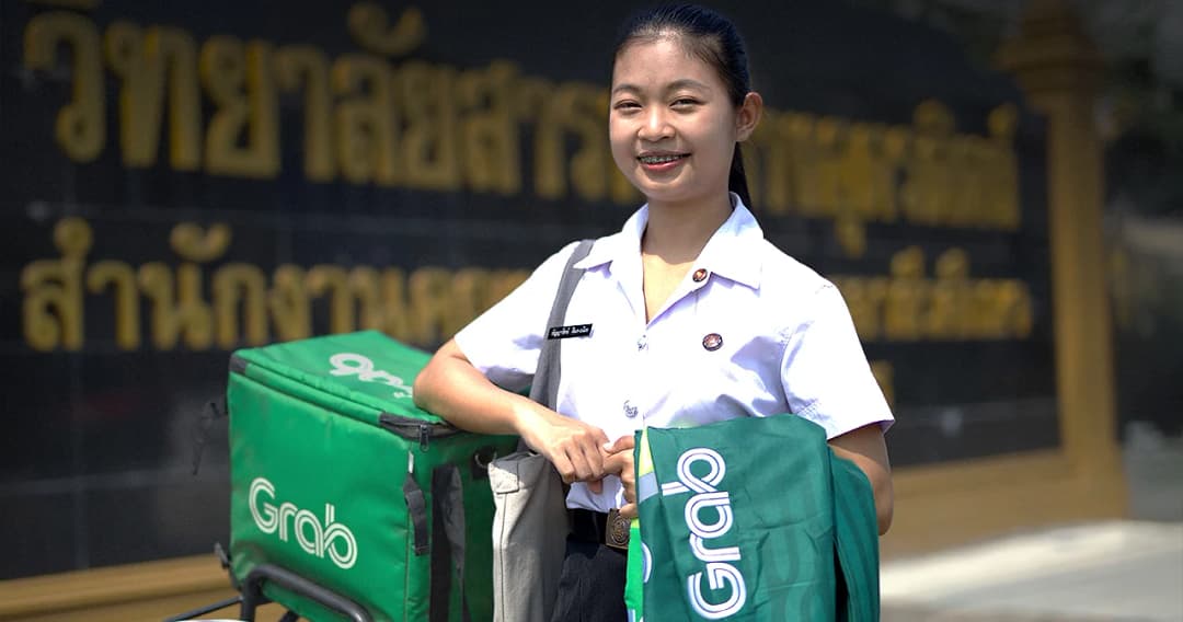 จาก “เด็กเสิร์ฟ” สู่ “บัณฑิต”  เปลี่ยนชีวิตด้วยการขับแกร็บ