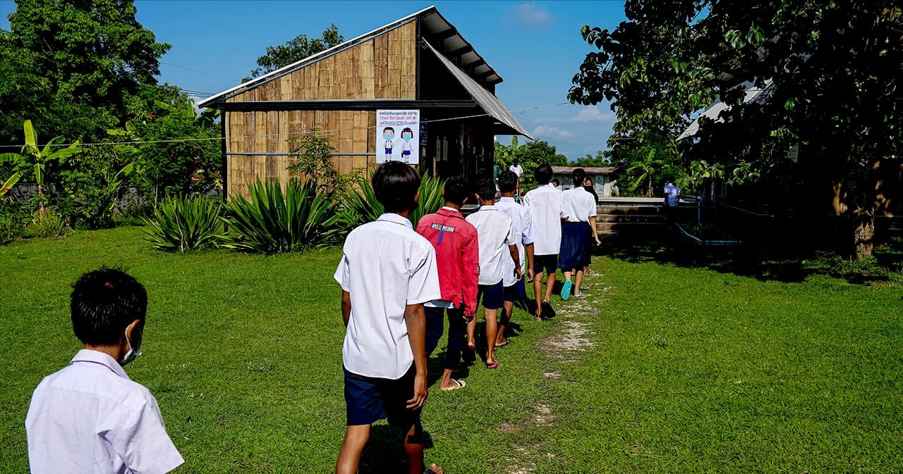 สังคมไทยได้ประโยชน์อะไร จากการมีอยู่ของศูนย์การเรียนรู้เด็กข้ามชาติ คุยกับ ตัวแทนจากมูลนิธิช่วยไร้พรมแดน