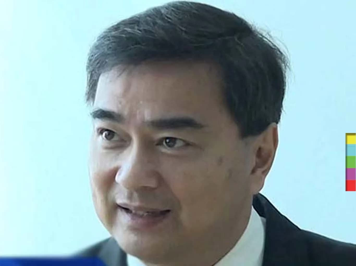 “อภิสิทธิ์” ตั้งข้อสงสัย เหตุใดรัฐบาลไม่ยกเลิกพาสปอร์ต “ยิ่งลักษณ์”