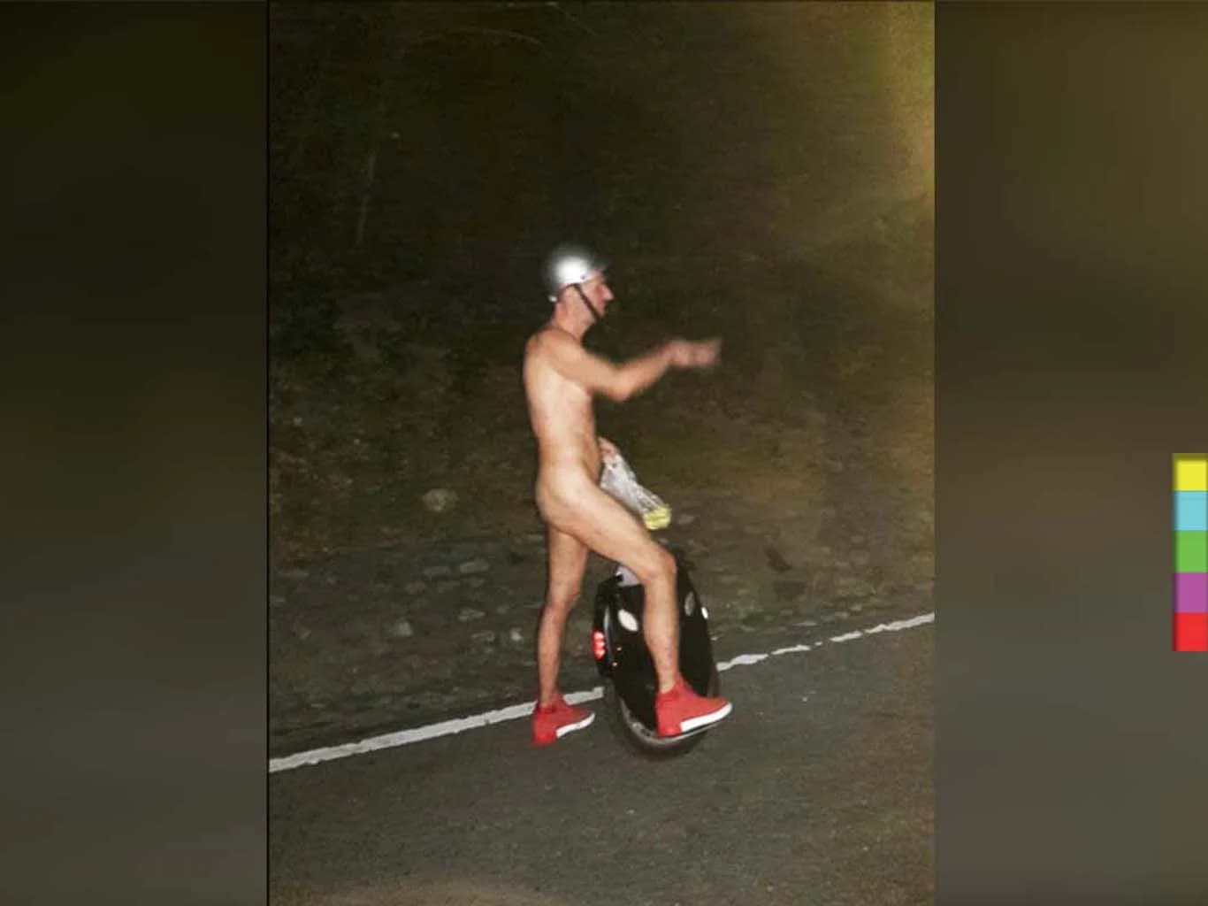 หนุ่มใหญ่เยอรมันเปลือยกายล่อนจ้อน ยืนช่วยตัวเองโชว์