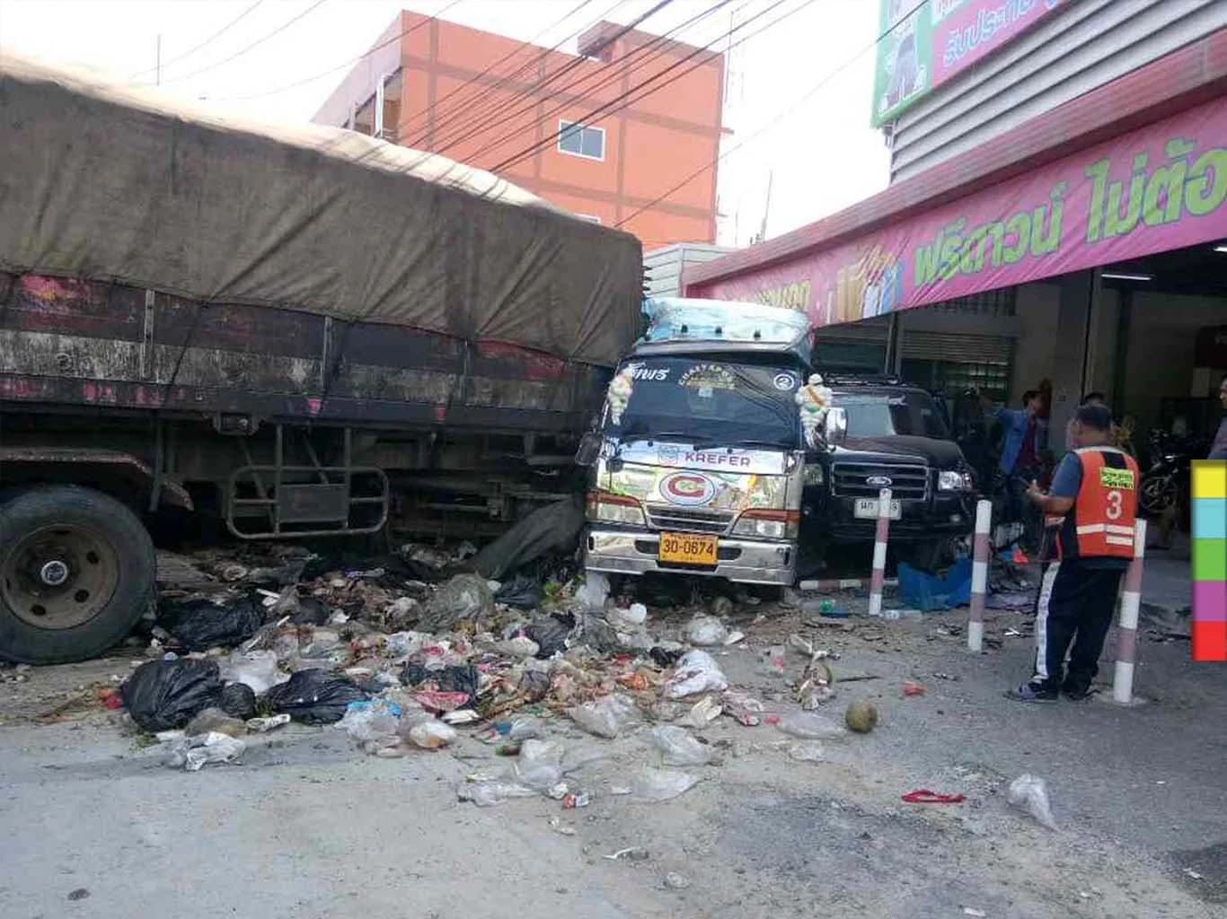 ชนสนั่น ! รถพ่วงขนขยะเบรกไม่อยู่ พุ่งชนรถจอดติดไฟแดงกลางสี่แยก เจ็บระนาว