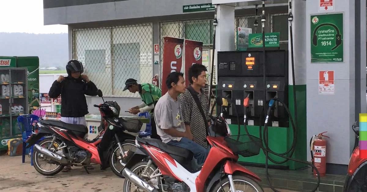 ชาวแม่ฮ่องสอน แห่เติม-กักตุนน้ำมันไว้ หลังตื่นข่าวน้ำมันหมดเกลี้ยงปั๊ม