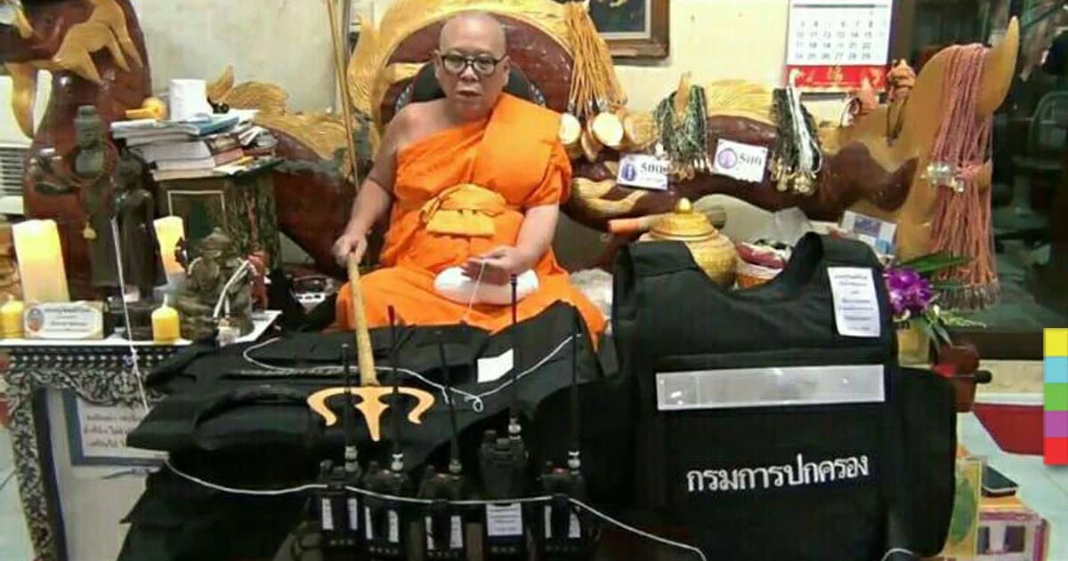 ดีงาม ! เกจิดังแจกเสื้อเกราะกันกระสุนแทนวัตถุมงคล