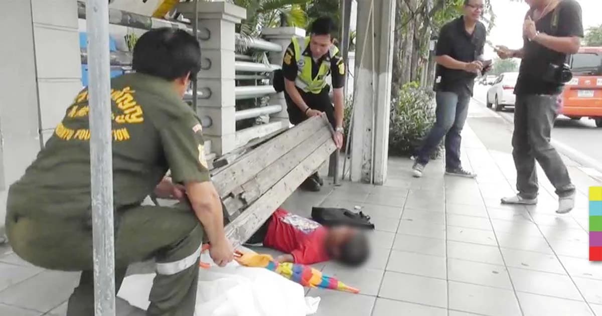 ‘เตี้ย’ ตลกแคระดับปริศนา คาที่พักวิน จยย. ร่างถูกเก้าอี้ทับ