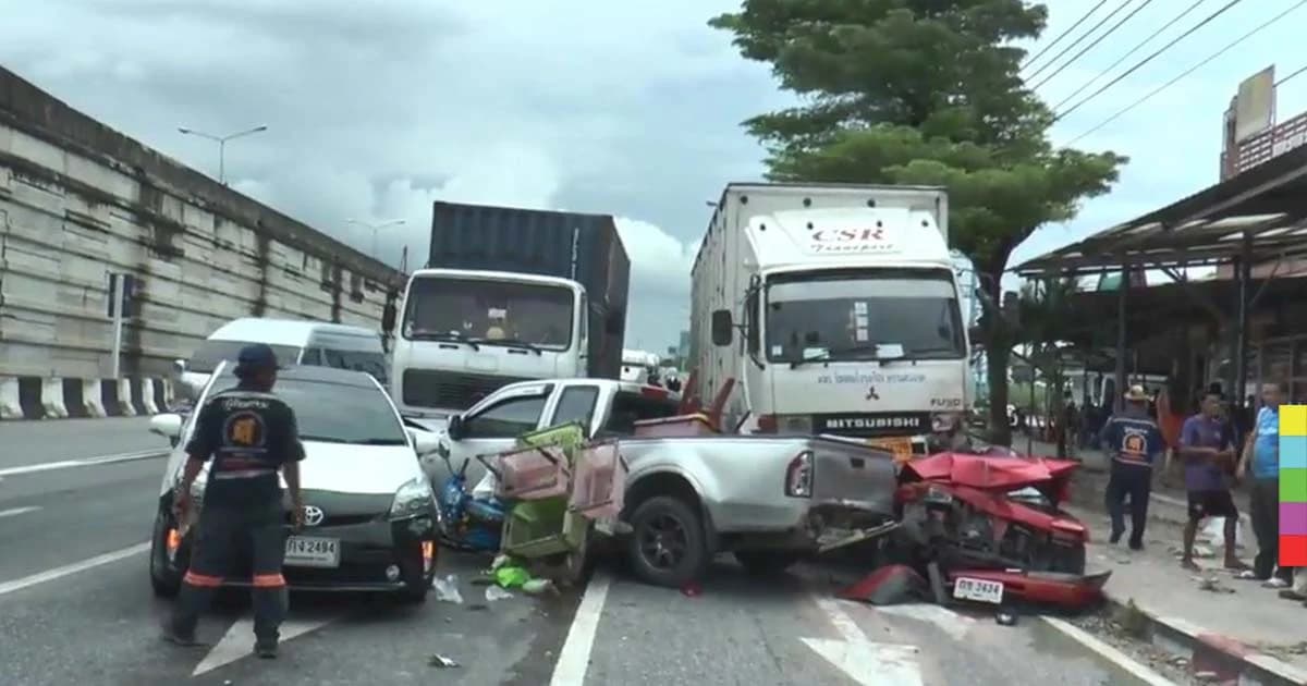 ระทึกกลางแยก ! รถบรรทุก 6 ล้อ เบรกแตก พุ่งชนรถจอดติดไฟแดง 8 คันรวด