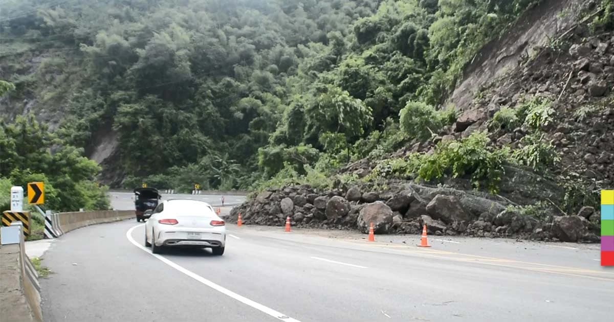 เตือน นทท.ระวังอันตราย หลังดิน-หินไหล่เขา ถล่มทับถนนทางหลวง อ.เขาค้อ