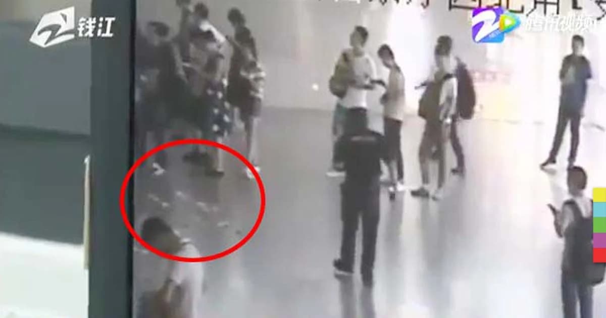 หนุ่มจีนอกหัก โปรยเงินประชดรัก เผยจะเติมเต็มความรักให้โลก