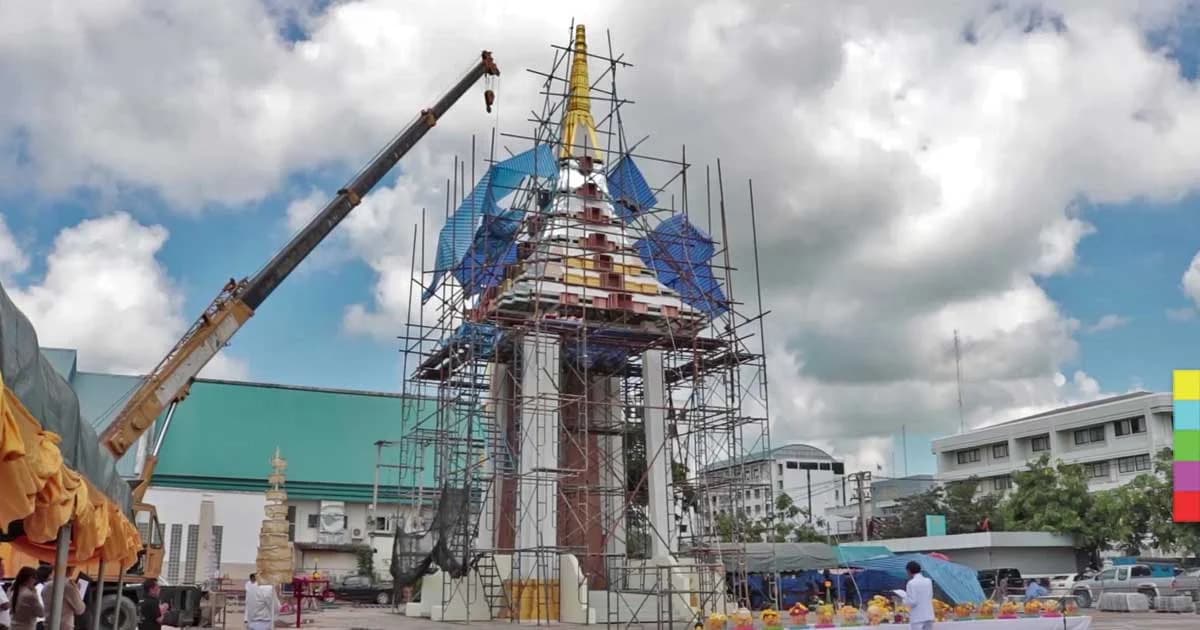 พสกนิกรชาวกาฬสินธุ์ร่วมพิธีอัญเชิญยอดฉัตรพระเมรุมาศ