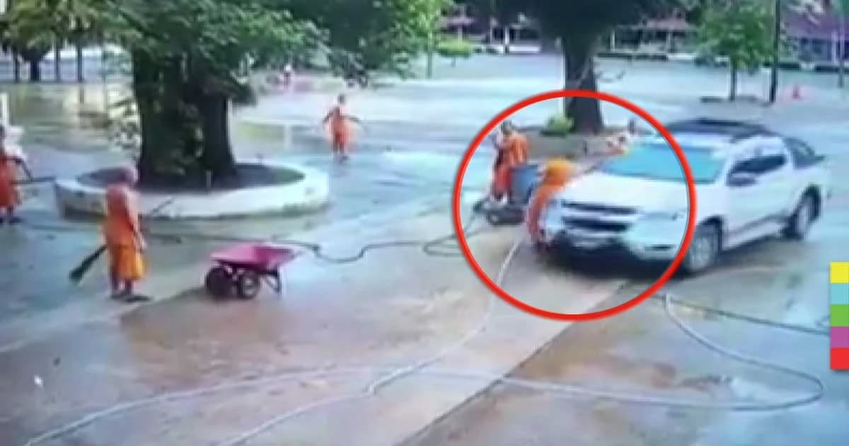 เปิดคลิป ! พระเกือบถูกรถชนในวัด ด้านพระขอโทษสังคมที่ชูนิ้วกลาง