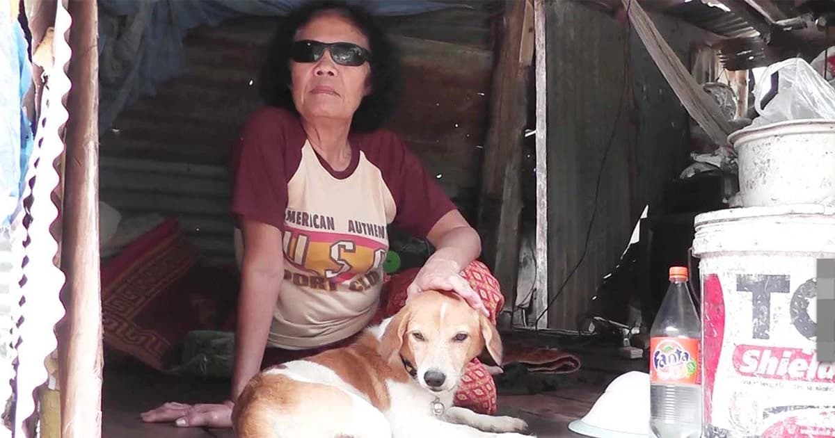 ในโลกมืด ! ยายตาบอด อยู่ลำพังกับสุนัขคู่ใจ ยากจนข้นแค้น วอนช่วยเหลือ