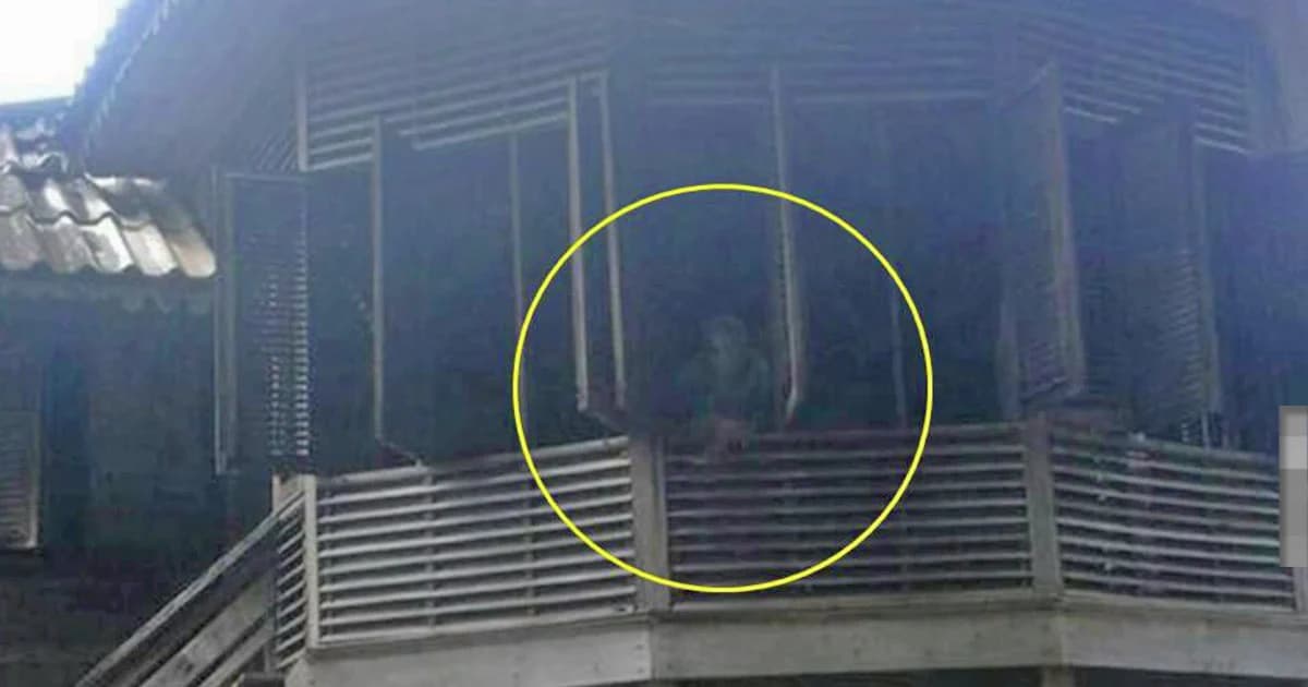 ขนหัวลุก ! ช่างซ่อมบ้านถ่ายภาพติดเงาปริศนา คล้ายวิญญาณยืนอยู่ริมหน้าต่างบ้านเก่าร้อยปี