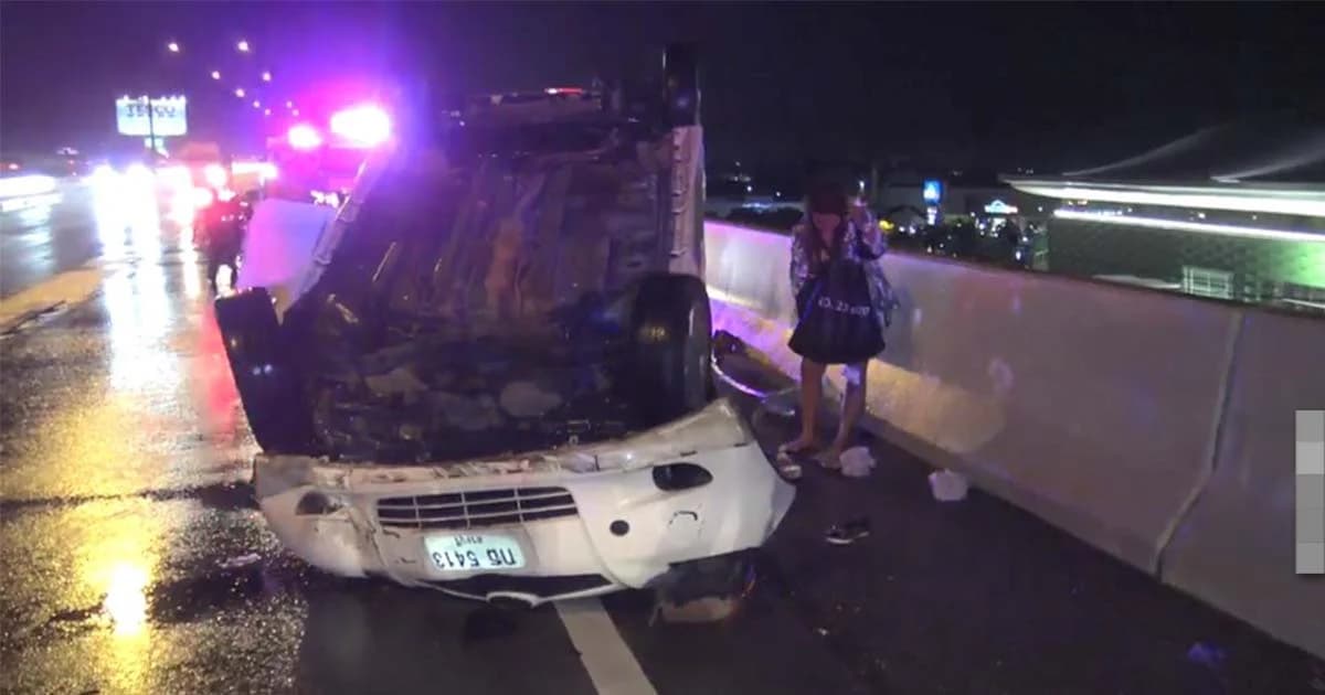 ฝนตกถนนลื่น 2 สาวควบเก๋งเสียหลักพลิกคว่ำล้อชี้ฟ้า บนโทลเวย์รังสิต