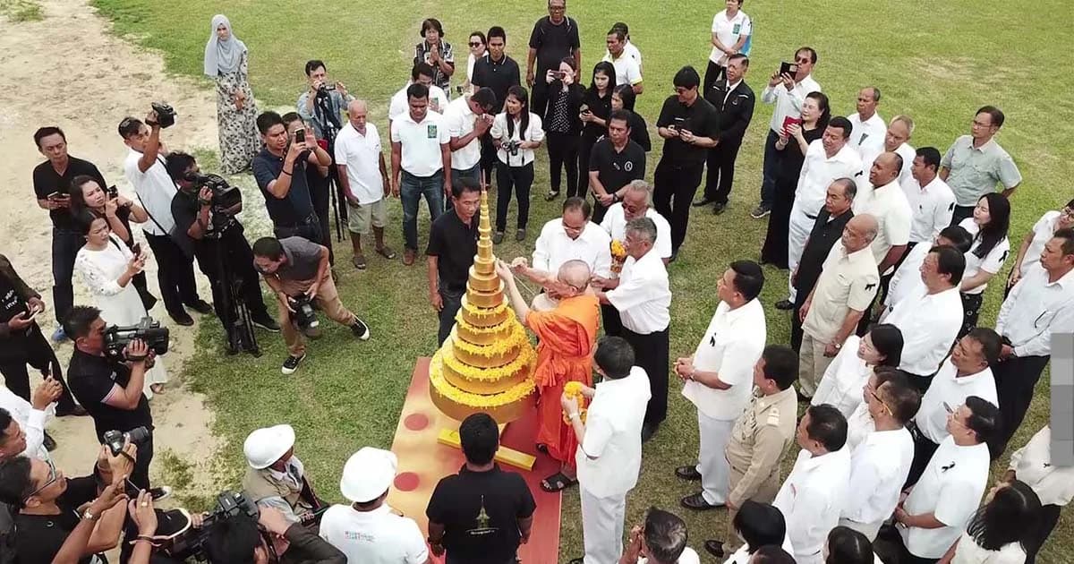 ผู้ว่าฯ ยะลาถือฤกษ์ดี อัญเชิญนพปฎล สุวรรณฉัตร ขึ้นสู่ยอดพระเมรุมาศจำลอง