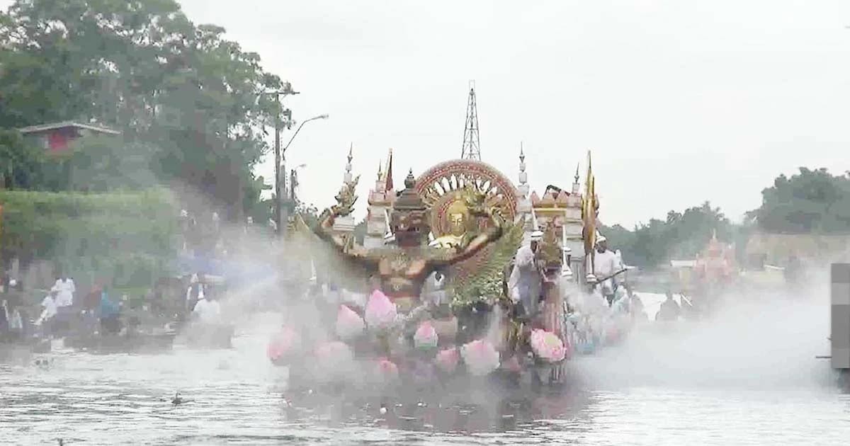 หนึ่งเดียวในโลก ‘ประเพณีรับบัว’ นมัสการหลวงพ่อโต ล่องตามคลองสำโรง