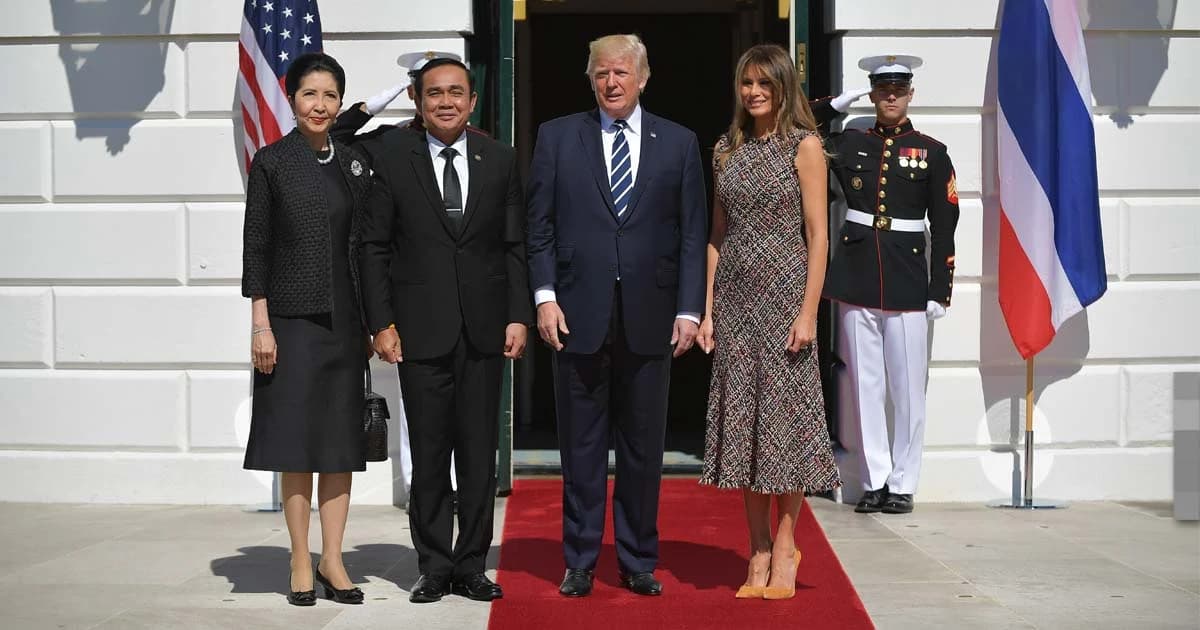 “บิ๊กตู่” เมินดราม่าไม่ได้ยืนพรมแดง ย้ำประกาศวันเลือกตั้งปี 61